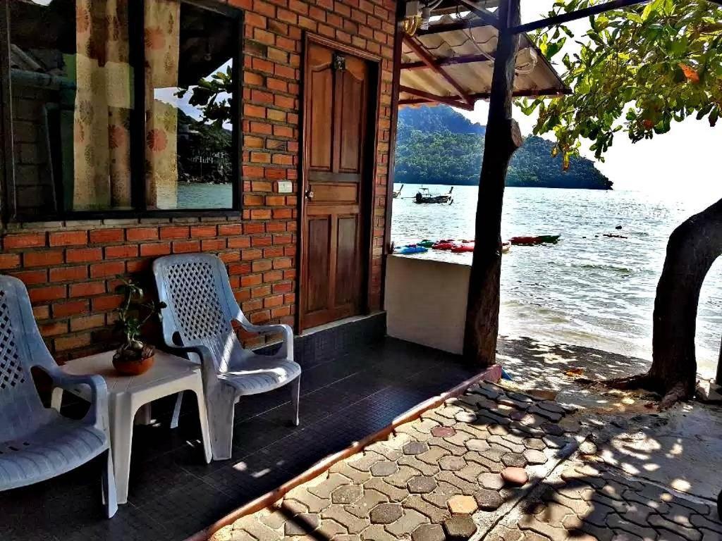 Dalum Beachhouse Phi Phi Don Exterior photo